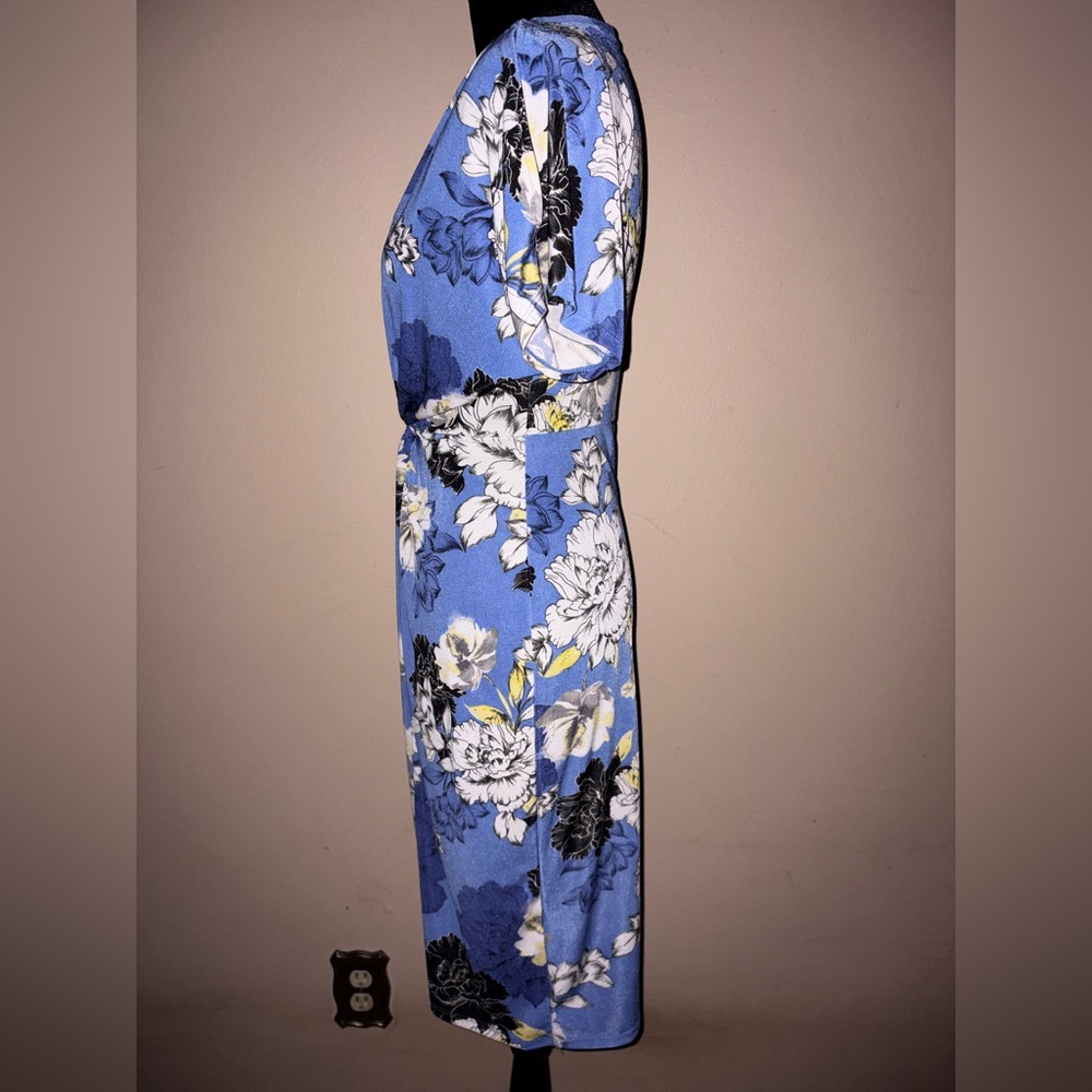 Blue and White Floral Midi Dress by Jennifer Lopez - Picture 7 of 8